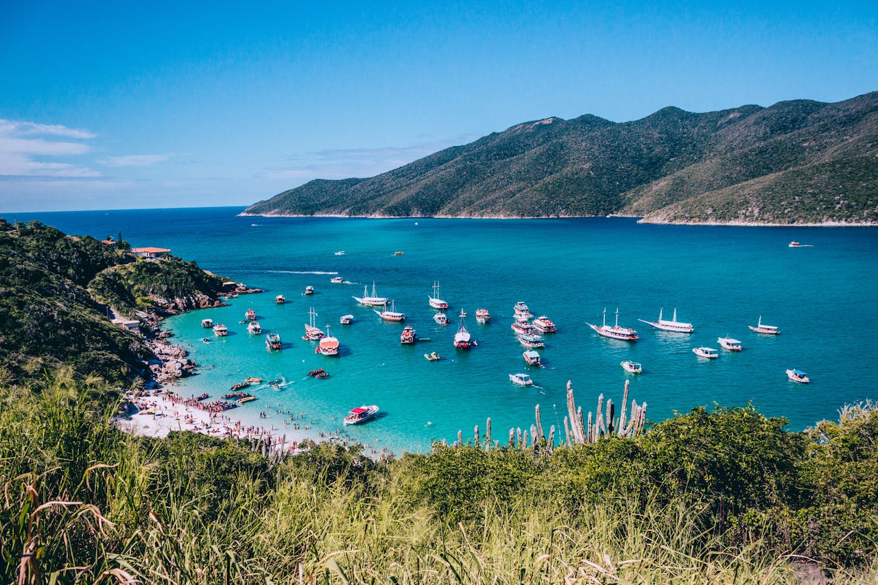 services-04 Explore the vibrant turquoise waters and boats at Arraial do Cabo's beautiful coast in summer.